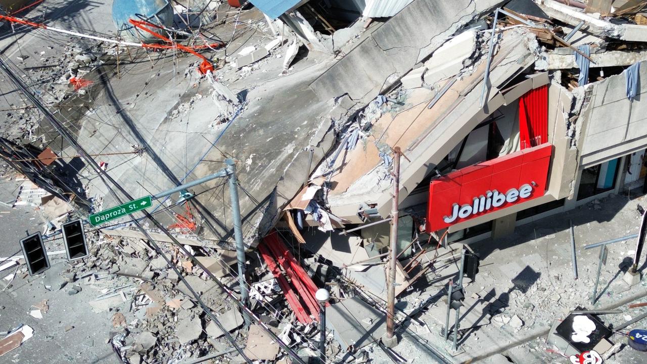 Filipinler'deki 7,8 büyüklüğündeki depremde ölü sayısı 37'ye yükseldi