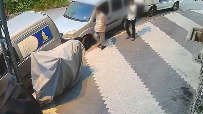 Arnavutköy'de park halindeki minibüsün çalındığı anlar kamerada; '1-1,5 dakika arasında çalıyorlar'