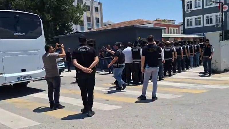 Şanlıurfa merkezli 4 ilde, silahlı suç örgütü operasyonu; 21 gözaltıŞanlıurfa merkezli 4 ilde, çıkar amaçlı silahlı suç örgütüne yönelik operasyonda gözaltına alınan 21 şüpheli adliyeye sevk edildi.