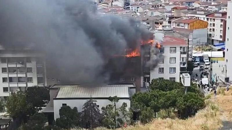 Esenyurt'ta 5 katlı binanın çatısında yangın; alevler 3 binanın çatısına sıçradı