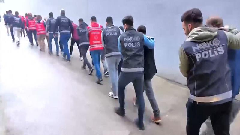 69 ilde uyuşturucu satıcılarına operasyon: 381 tutuklamaİçişleri Bakanlığı 69 ilde düzenlenen uyuşturucu madde satıcılarına yönelik operasyonlarda 974 şüphelinin yakalandığını, 381'inin tutuklandığını açıkladı.