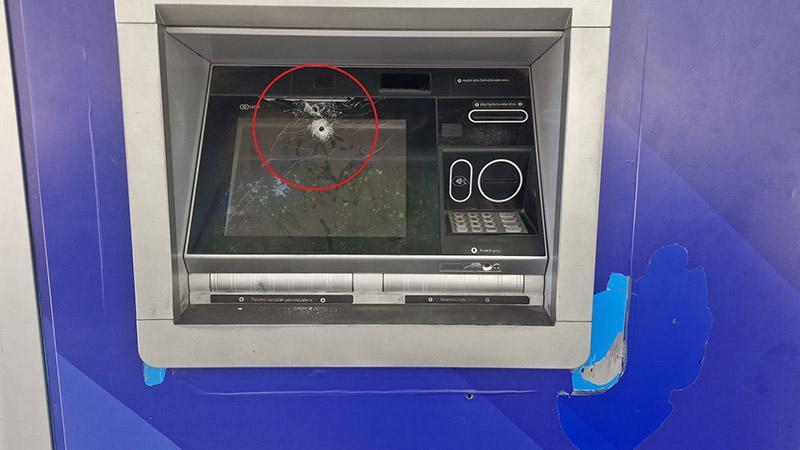 Diyarbakır’da bir bankaya ait 2 ATM kurşunlandıDiyarbakır'ın Yenişehir ilçesinde özel bir bankaya ait yan yana 2 ATM'ye silahlı saldırı düzenlendi.