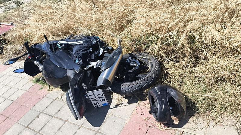 Otomobille çarpışan motosikletli genç, kask sayesinde ölümden döndü