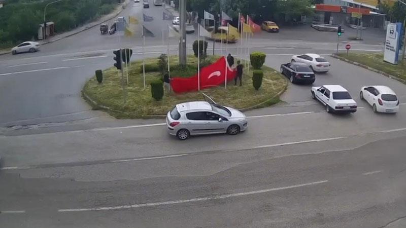 Rüzgarda ipi kopan Türk bayrağını vatandaşlar korudu