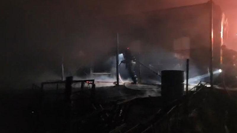 At çiftliğinde yangın: 3 at öldüBatman'da bir at çiftliğinde çıkan yangın itfaiye ekiplerinin müdahalesiyle söndürülürken, 3 at öldü.