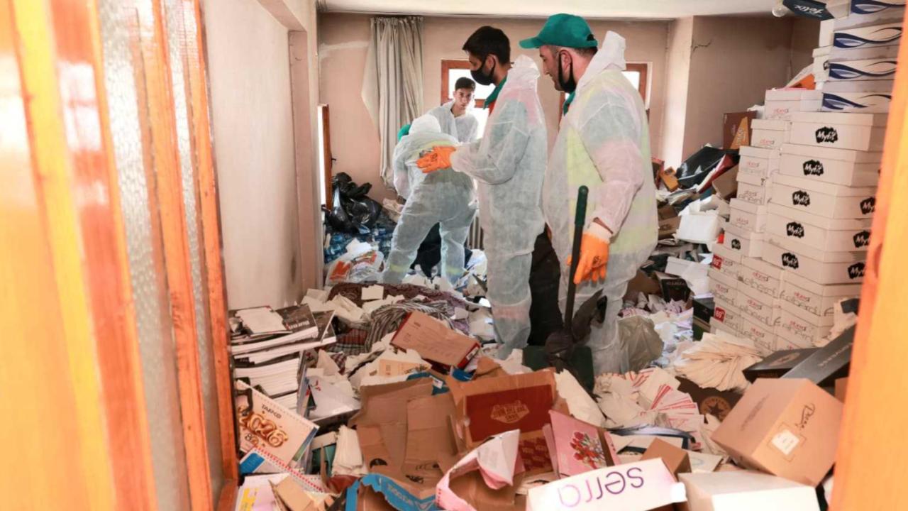Bursa'da evden yaklaşık 20 ton çöp çıktı