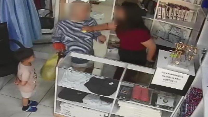 Ücret nedeniyle tartıştığı terzinin kızını darbetti; olay kameradaBolu’da pantolon paçasını yaptıran kadın, ücret konusunda tartıştığı terzinin kızını darbetti. O anlar, iş yerinin güvenlik kamerasına yansıdı.