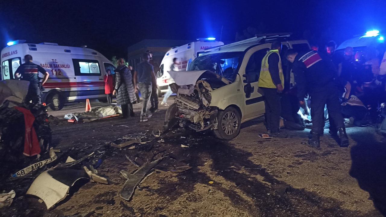 Sivas'ta hafif ticari araç ile otomobilin çarpıştığı kazada 8 kişi yaralandı