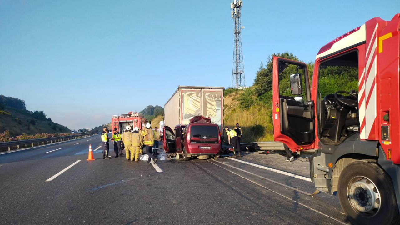 Kuzey Marmara Otoyolu'ndaki kazada biri bebek 3 kişi hayatını kaybetti