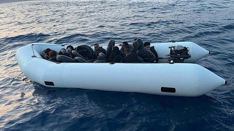 Kuşadası'nda sürüklenen lastik bottaki 18 kaçak göçmen kurtarıldıAydın'ın Kuşadası ilçesi açıklarında motor arızası nedeniyle sürüklenen lastik bottaki 4'ü çocuk toplam 18 kaçak göçmen, Sahil Güvenlik ekipleri tarafından kurtarıldı.