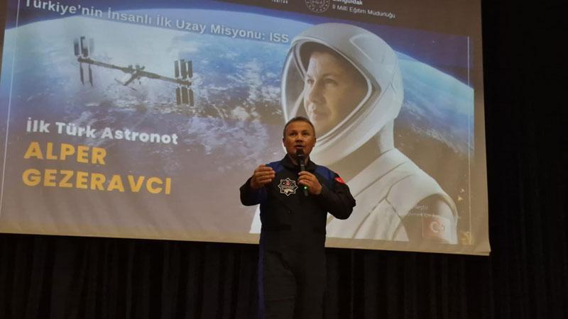 Alper Gezeravcı, Zonguldak ve Karabük’te liselilerle deneyimlerini paylaştı