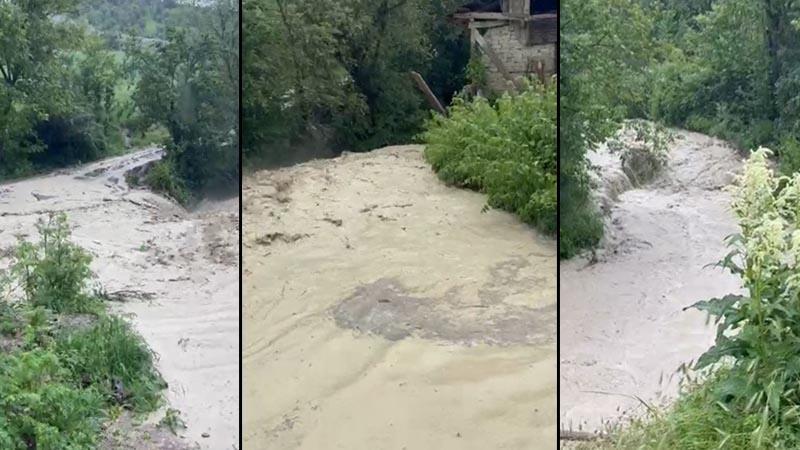 Şiddetli yağışın ardından dereler taştı, tarım arazileri su altında kaldıBolu’nun Mudurnu ilçesinde etkili olan sağanağın ardından taşan dereler nedeniyle bazı tarım arazileri ile yollar su altında kaldı.