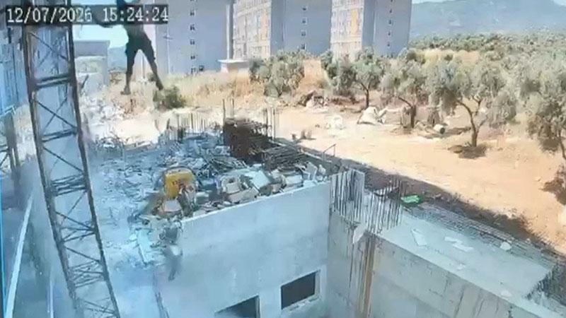 Çalıştığı inşaatta iskeleden düşen işçi hayatını kaybetti; olay kamerada
