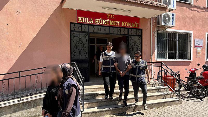 A4 kağıdına emdirilmiş uyuşturucuyla yakalanan 2 şüpheli, tutuklandıManisa'nın Kula ilçesinde, polisin düzenlediği operasyonda 3 bin 688 içimlik sentetik kannabinoid (bonzai) ele geçirildi. Gözaltına alınan 2 kişi, tutuklandı.
