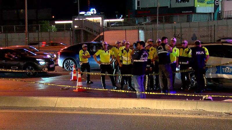 Bakırköy'de motosiklet aydınlatma direğine çarptı: 2 ölü